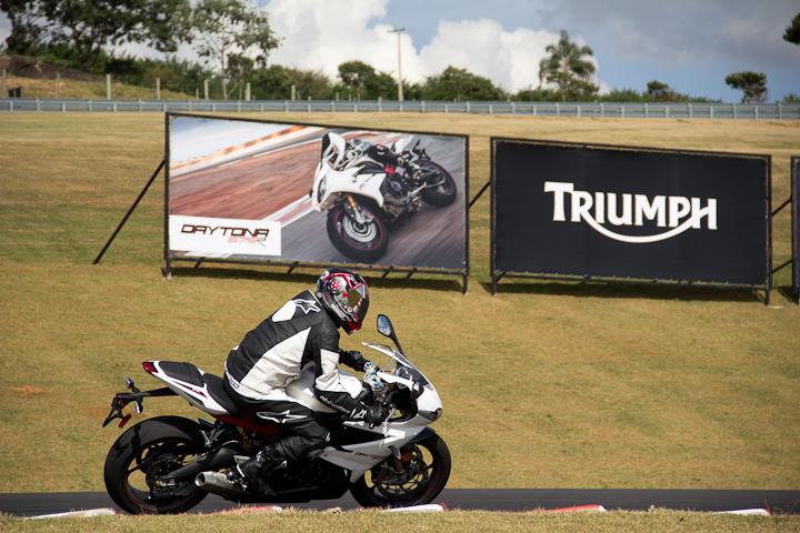 Avaliação com as Triumph Daytona 675R e a Street Triple em Mogi Guaçu (Osvaldo Furiatto Jr/AAN)