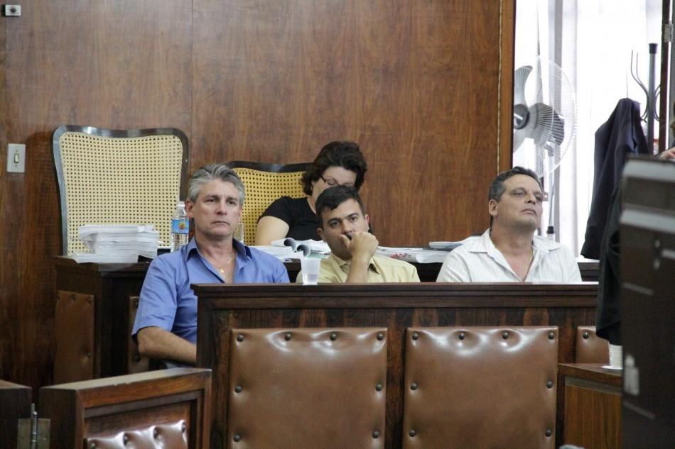 No banco dos réus, ex policiais militares aguardam momento do interrogatório (Patrícia Lacerda)