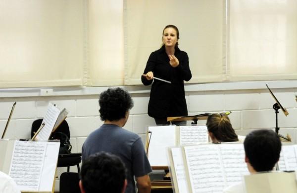 A mestrina Cinthia Alireti durante ensaio da Orquestra Sinfônica da Unicamp (Divulgação)