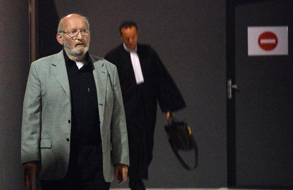 Fundador da fábrica de implantes mamários, Jean-Claude Mas chega para julgamento (France Press)