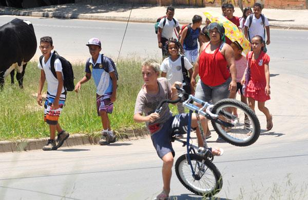 Momento de descontração no caminho para escola (Dominique Torquato/AAN)