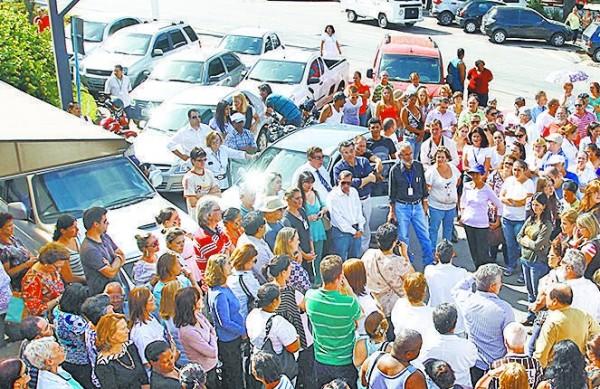 Manifestantes "abraçaram" Santa Casa e saíram em caminhada (Gustavo Tilio/Especial para a AAN)