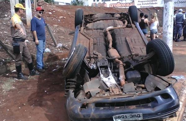 Carro ficou com as rodas para cima depois do acidente, em Ribeirão (Luís Almeida/AAN)