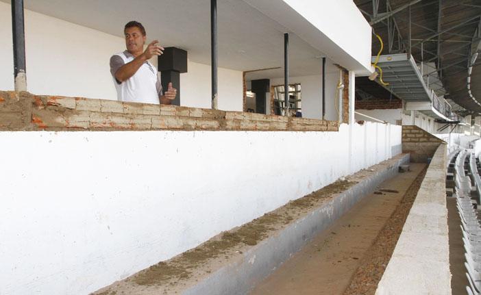 O administrador operacional do estádio, Lindomar Vedolin, no meio da obra: investimento de 350 mil (Gustavo Tilio/Especial para AAN)