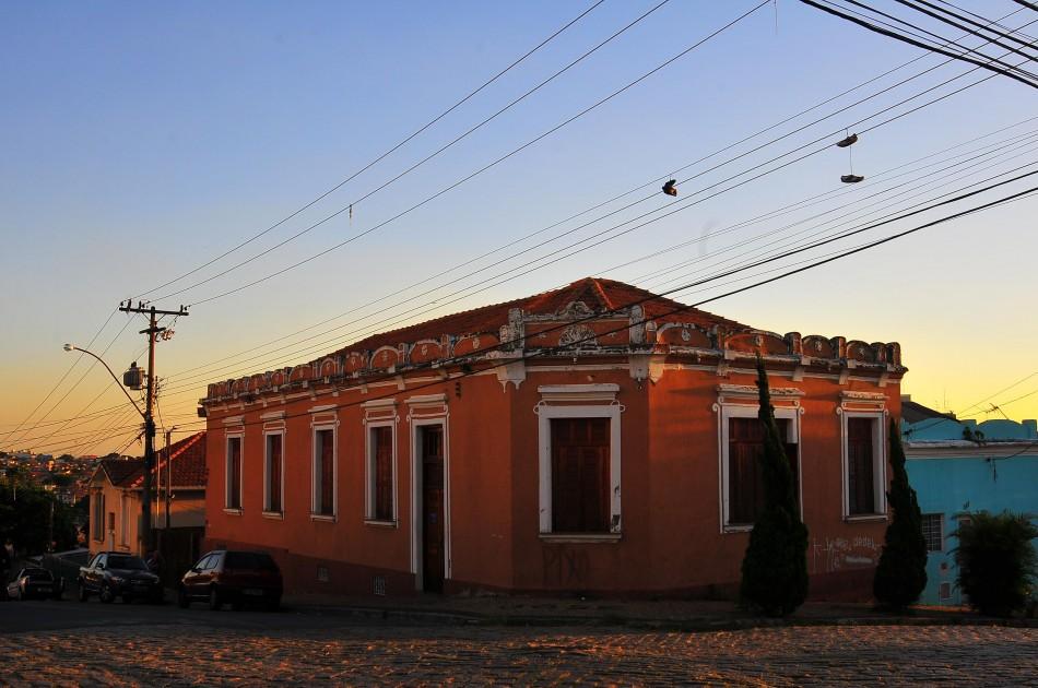 Casa da Rua Alferes Raimundo faz parte do último conjunto de imóveis da Vila Industrial a ganhar o status de patrimônio cultural da cidade (Leandro Ferreira/AAN)