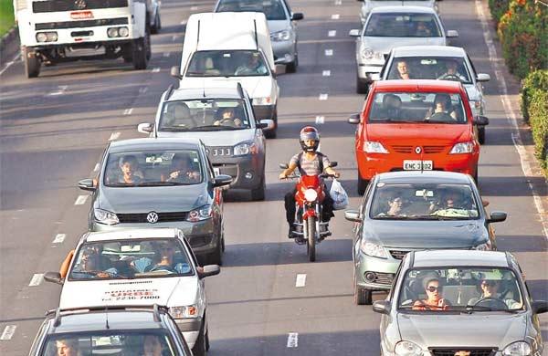 Carros, vans, caminhão e motos em trecho com trânsito pesado na Avenida Prestes Maia: prioridade ao transporte individual (Leandro Ferreira/AAN)