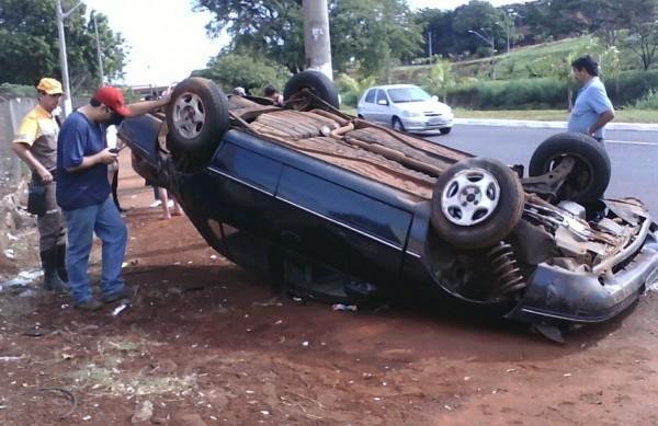 Carro ficou com as rodas para cima depois do acidente, na Zona Norte de Ribeirão (Luís Augusto/Gazeta de Ribeirão)