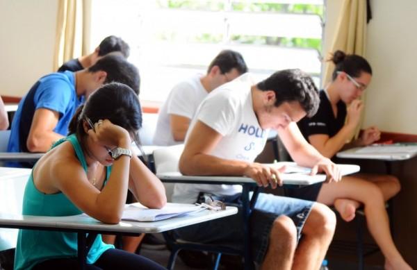 Candidatos fazem a prova da primeira fase do vestibular da Universidade Estadual de Campinas em 2012 (Élcio Alves/AAN)