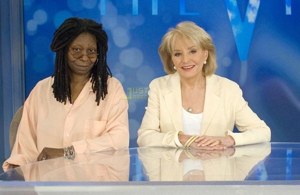 Barbara Walters (D) durante entrevista com a atriz Woopi Goldberg (E) (Divulgação)