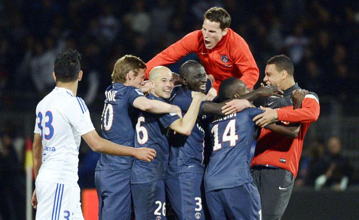 Jogadores do PSG festejam o título francês: time de Paris não era campeão desde a temporada 1993/1994 (Philippe Merle/France Press)