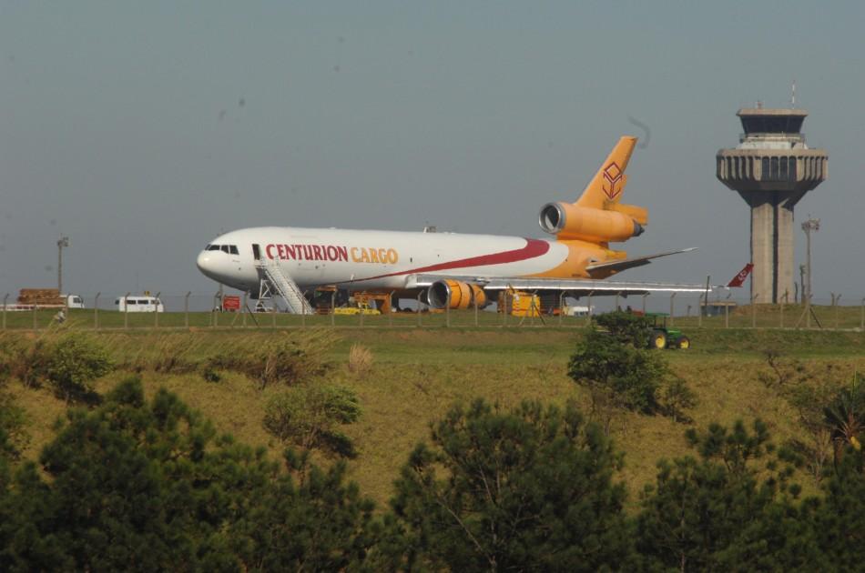 Ainda parada no terminal, os custos para os reparos da aeronove seriam os motivos que levaram a companhia a tomar a decisão de desmontar aeronave (Cedoc/RAC)