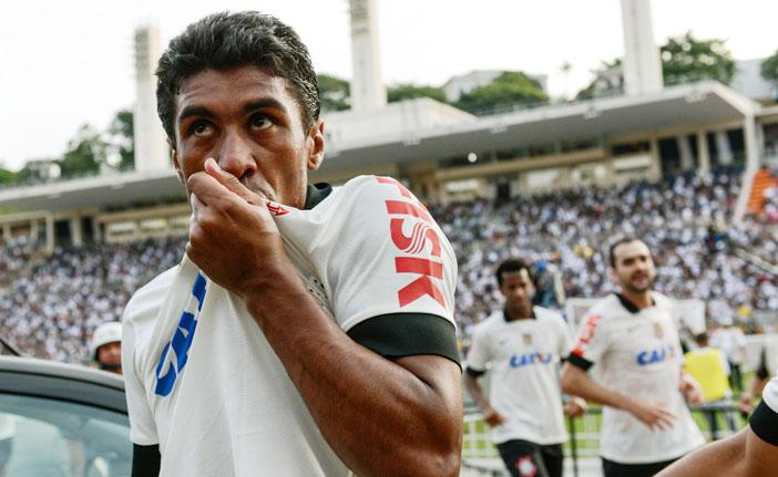 Paulinho comemora seu gol, o primeiro do Corinthians no clássico contra o Santos: Timão sai na frente na final do Paulistão (France Press)