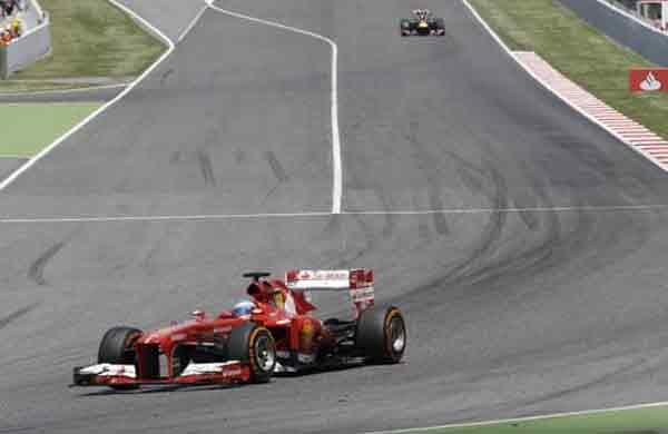 Quinto colocado no grid, o piloto da Ferrari assumiu a liderança logo na primeira parte da prova (France Press)