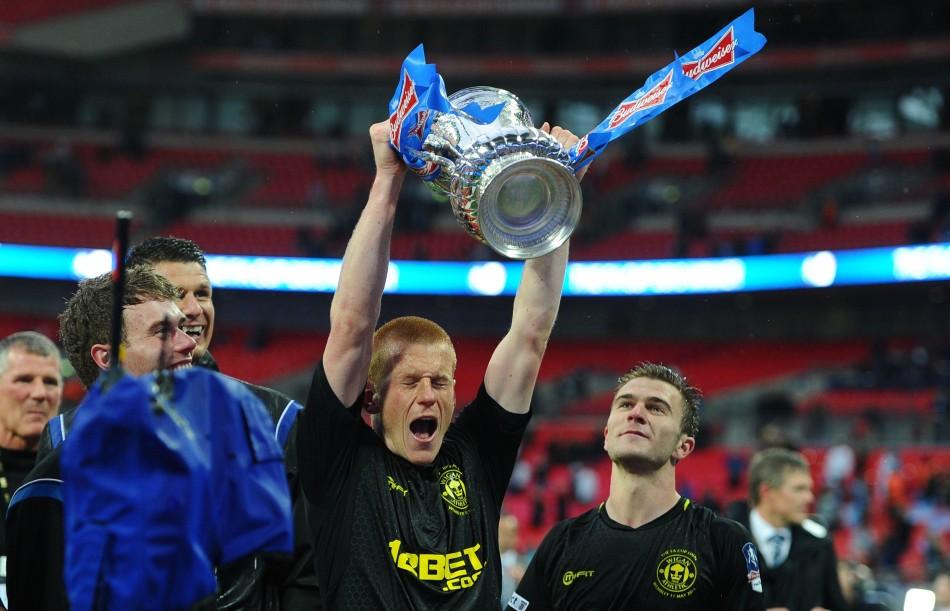 Watson, que fez o gol do título, levanta a taça: Wigan conquista seu primeiro título de importância em 81 anos de existência ( Andrew Yates/France Press)