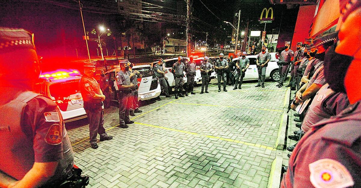 Agentes das forças de segurança preparados para o primeiro dia de fiscalização do toque de recolher: população está colaborando  (Diogo Zacarias/ Correio Popular)
