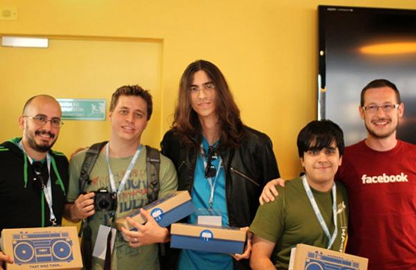 O engenheiro do Facebook Paul Tarjan (à dir.) com os alunos Gabriel Cavalcante, Thiago Valverde, Oscar Esgalha e Eduardo Ellery, que vão representar o Brasil na competição mundial nos EUA (Reprodução)