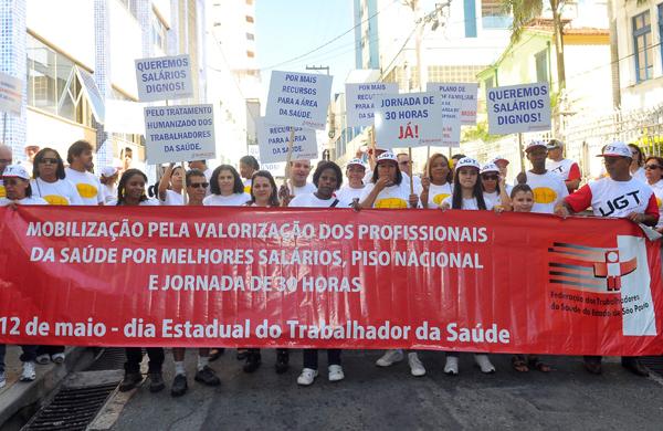 Exibindo faixas, trabalhadores protestaram no Centro na manhã deste sábado (11) (César Rodrigues/AAN)