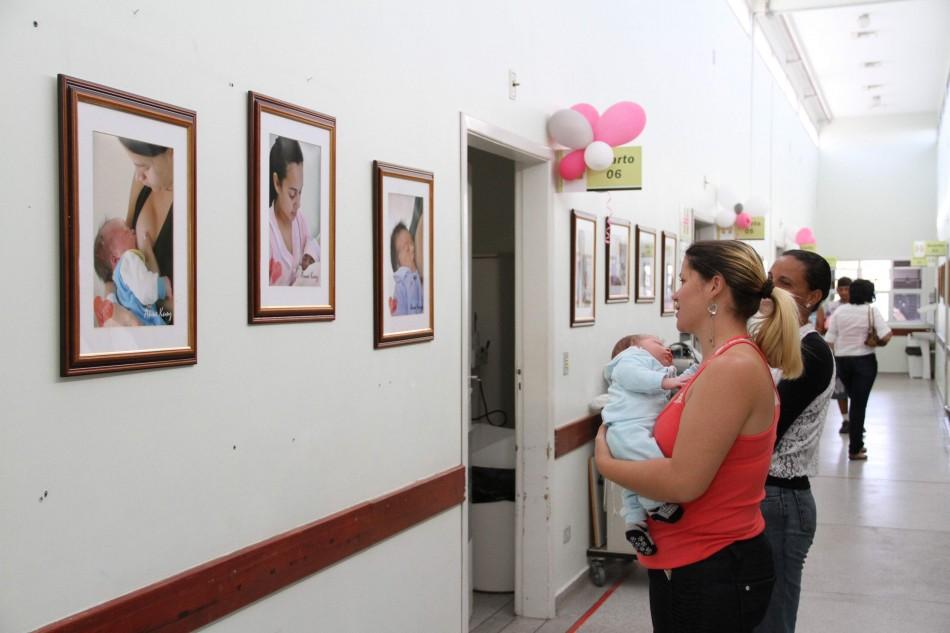 Mulheres observam exposição de fotos no HMMMC, em Hortolândia (Reginaldo Prado/Divulgação)