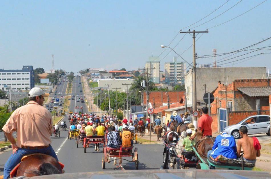 No domingo (5), o tradicional desfile dos cavaleiros reuniu cerca de 300 pessoas (Divulgação)
