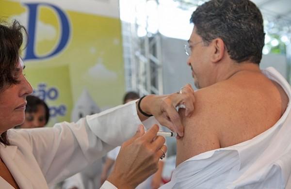 Idosos, crianças de 6 meses a 2 anos, gestantes, puérperas, indígenas, profissionais de saúde e doentes crônicos devem ser imunizado (Divulgação/Portal do Governo do Estado de SP)