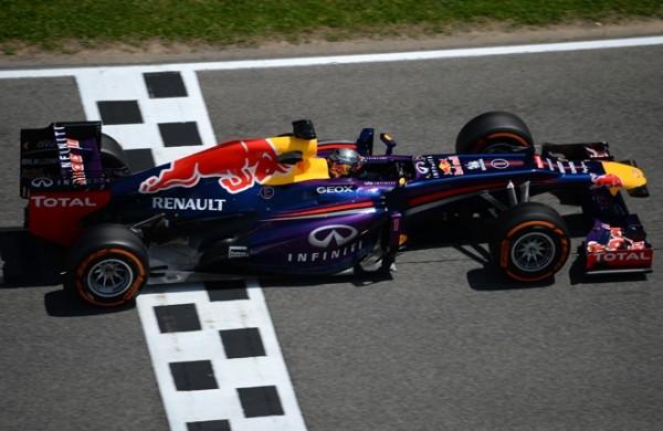 Vettel cruza a linha de chegada e registra o melhor tempo do dia (France Press)