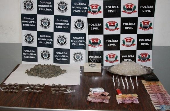 A polícia encontrou 28 porções de maconha, 21 pinos com cocaína e cerca de 300gr de maconha a ser embalada, além de 200 reais em dinheiro (Divulgação/Guarda Municipal )
