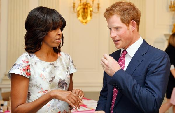 Michelle Obama conversa com príncipe Harry durante visita à Casa Branca (France Presss)