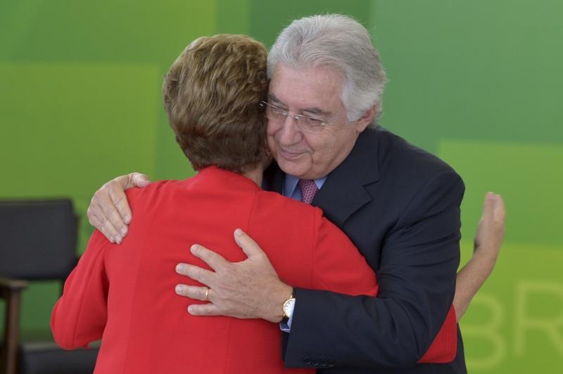  A presidenta Dilma Rousseff dá posse ao novo ministro da Secretaria da Micro e Pequena Empresa, Guilherme Afif Domingos, no Palácio do Planalto. (Agência Brasil)