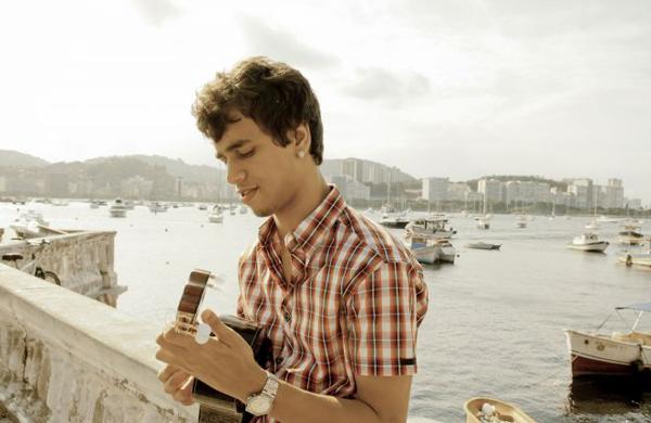 Multi-instrumentalista, o carioca Pedrinho do Cavaco toca 19 instrumentos com destaque para violão e piano (Divulgação)