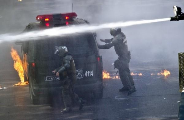 Policiais e estudantes se enfrentam mais uma vez na capital chilena (France Press)
