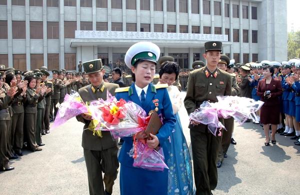 Policial Ri Kyong-Sim, recebe condecoração em cerimônia com honras militares na Coreia do Norte (France Press)