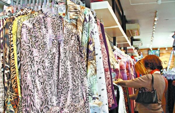 A "camisa da delegada", um dos itens mais procurados pelos consumidores, segundo os lojistas (Janaina Maciel/Especial para a AAN)