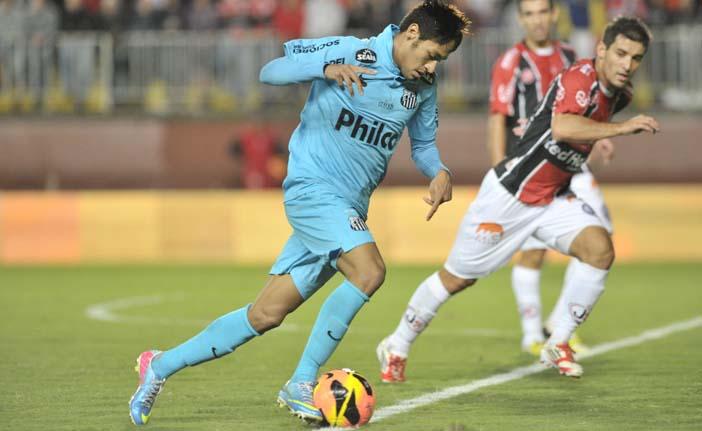 Neymar se movimentou bastante, mas sofreu com a forte marcação da equipe catarinense: nulo (Leo Munhoz/AE)