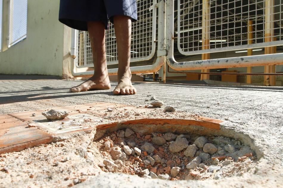 Após explosão, cilindro de gás voou e fez rombo no chão de escola (Gustavo Tilio/Especial para AAN)