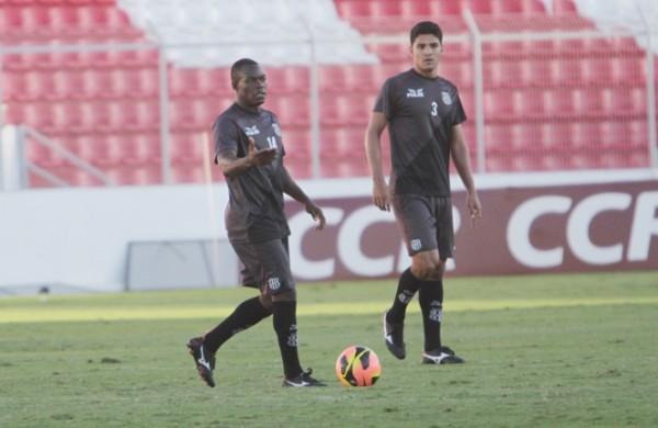 Observado por Ferron, Magal domina a bola durante treino: volante ficará no banco de reservas à disposição do técnico Guto Ferreira (Rodrigo Zanotto/Especial para a AAN)