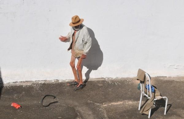 Sem muitas forças, Mário Martini, 92 anos, se aquece no sol no quintal de casa (César Rodrigues/AAN)