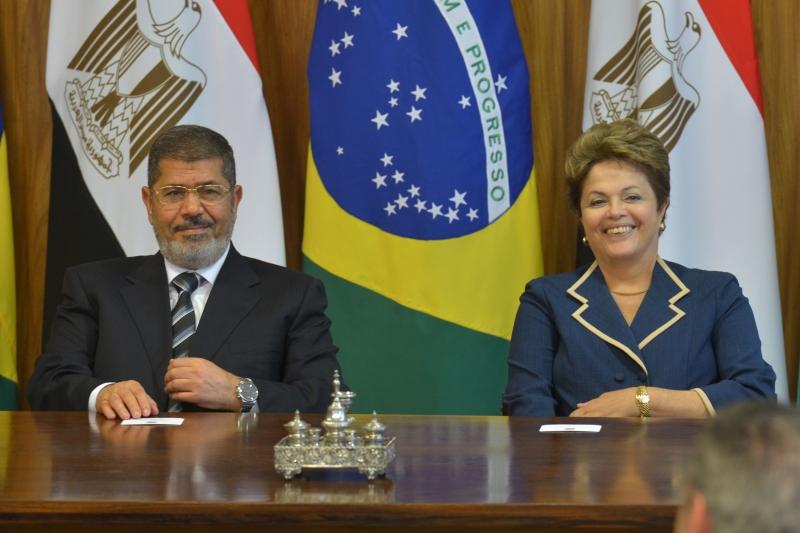 A presidenta Dilma Rousseff e presidente do Egito, Mouhamed Mursi, durante cerimônia no Palácio do Planalto (Agência Brasil)