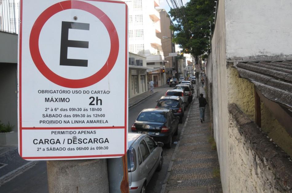 Carros estacionado em área de zona azul na rua Dr Quirino (Leandro Ferreira/AAN)