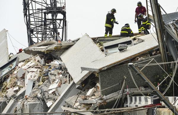 Bombeiros trabalham em meio a escombros de porto em Gênova (France Press)