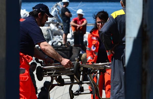 Paramédicos preparam maca para resgatar sobrevivente encontrado com vida (France Press)