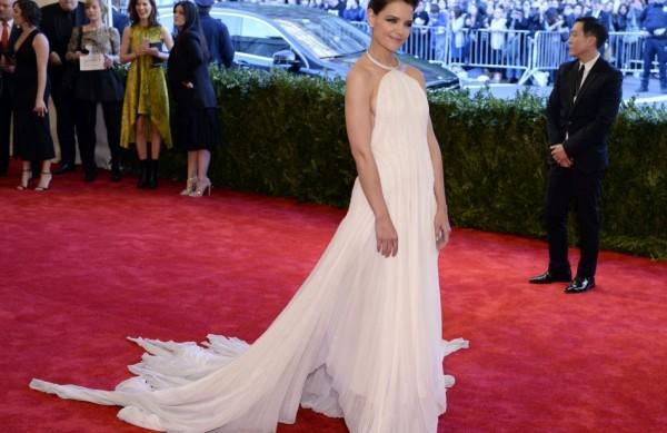 Atriz Katie Holmes chega ao Metropolitan Museum of Art (MET) de Nova York (France Preess)