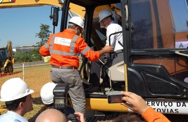 Governador aciona a máquina para demonstrar o início das obras viárias (Sérgio Masson/AAN)