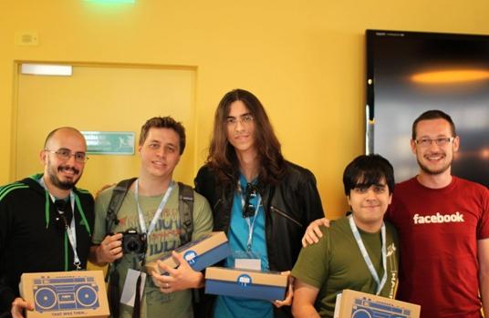 Paul Tarjan (à dir.), engenheiro do Facebook, ao lado dos vencedores Hackaton Facebook Brasil (Reprodução/Facebook)