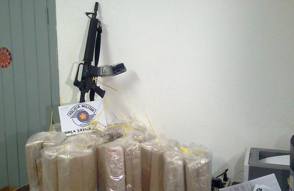 Droga seria levada para Ribeirão Preto; fuzil estava enterrado em um campo de futebol no Jardim São Fernando, em Campinas (Dorinaldo Oliveira/Correio Popular )