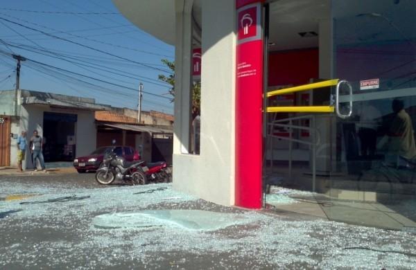 Funcionários tiveram de limpar a agência na manhã desta terça-feira (Sérgio Masson/AAN)