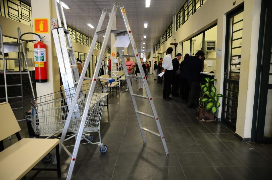 Funcionários das varas cíveis de Campinas espalharam escadas em um dos corredores do prédio da Cidade Judiciária como forma de protesto contra as más condições dos equipamentos (Érica Dezonne/AAN)