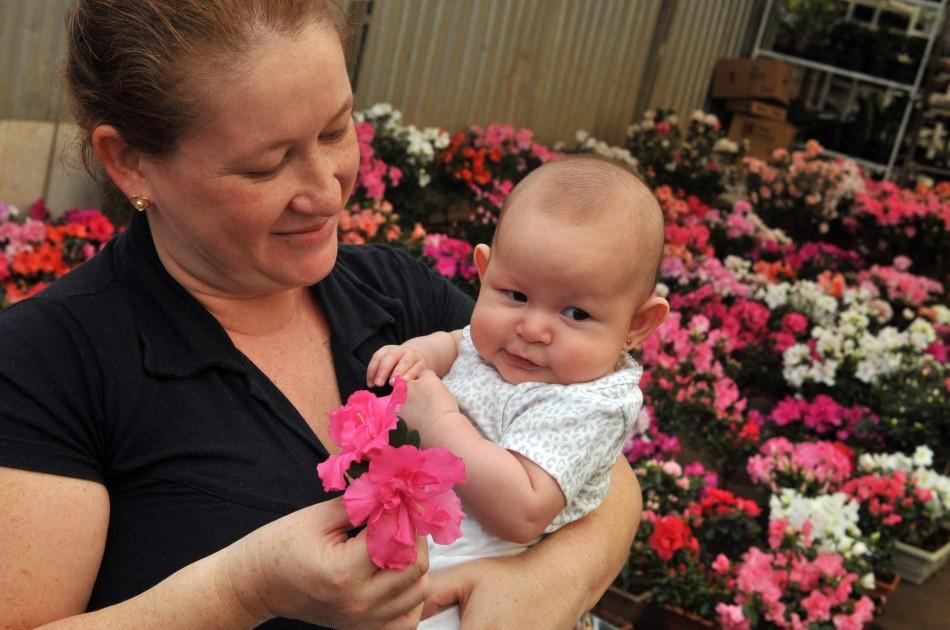 Aline Yang com a filha Letícia, de 4 meses, no Mercado de Flores da Ceasa: estimativa de aumento das vendas com a data é de 40% (Dominique Torquato/AAN)