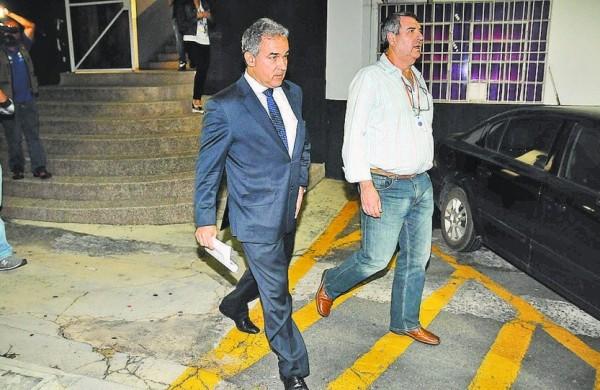 Gustavo Carvalho (à dir.), diretor do Vera Cruz que também alega desconhecer substância, deixa delegacia com o advogado Rodrigo Pimentel (Erica Dazonne/ AAN )