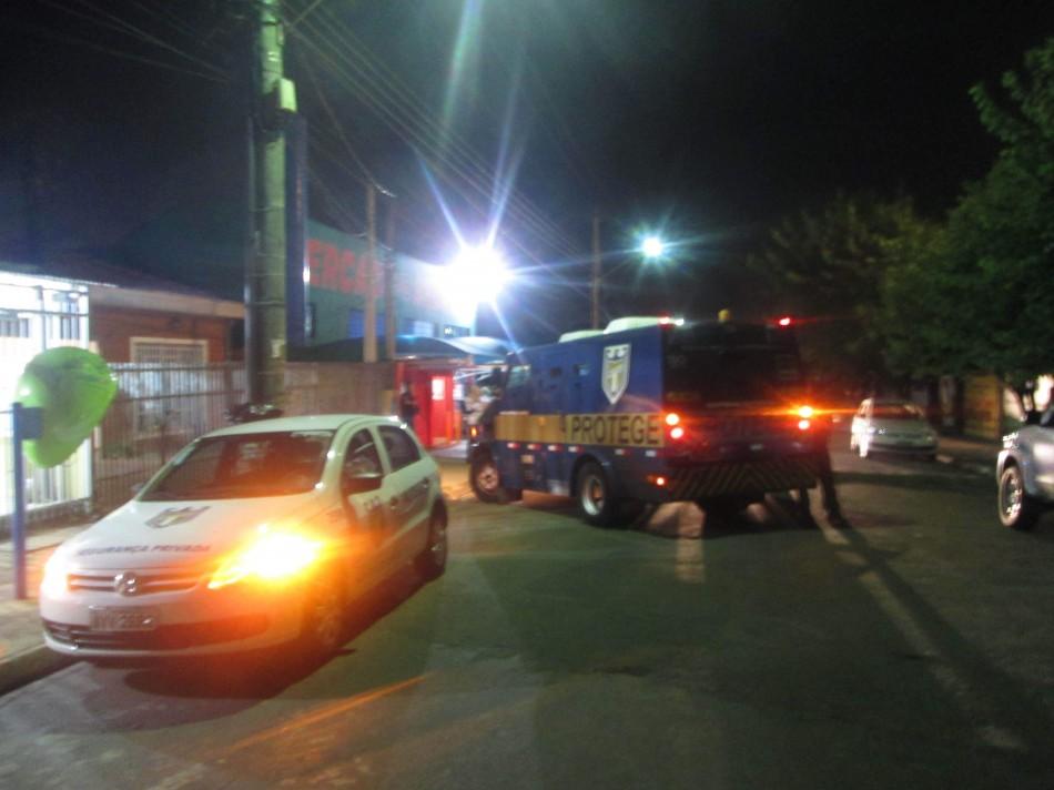 Carro-forte abordado pelo bando: quantia roubada não foi revelada (Jaqueline Harumi/AAN)