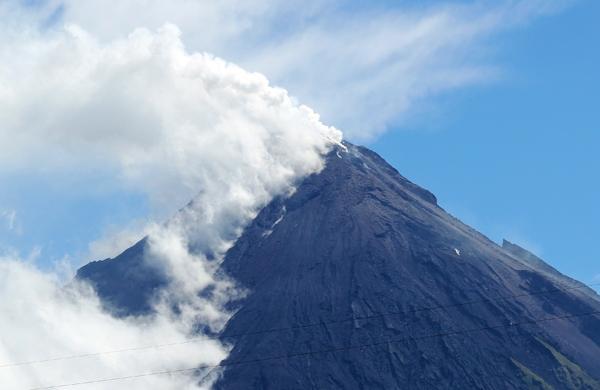 Fumaça continua saindo de cratera do vulcão Mayón após erupção que matou 4 turistas (France Press)